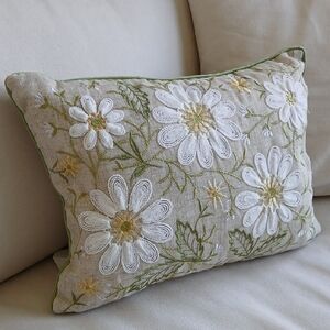 Daisies Machine Embroidered Cotton Throw Pillow 13x18" Feather Insert NWT
